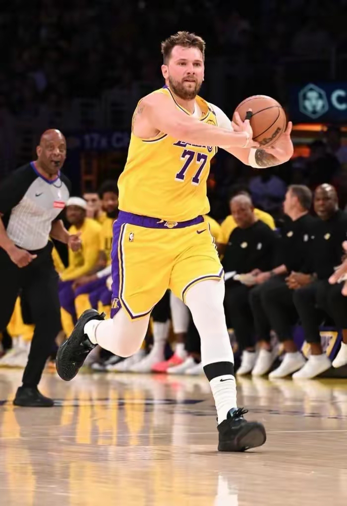 欧博娱乐-东契奇在巴塞罗那比赛中突破纪录转会期深圳男篮遗憾出局，里昂转会期远射贴柱瞬间刷屏 